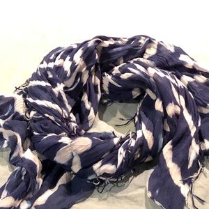 Hinge oblong scarf